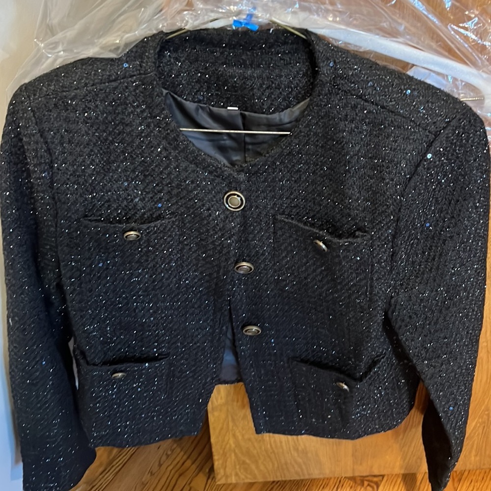 Stunning blazer . Hits right at the waist. L / 8/10